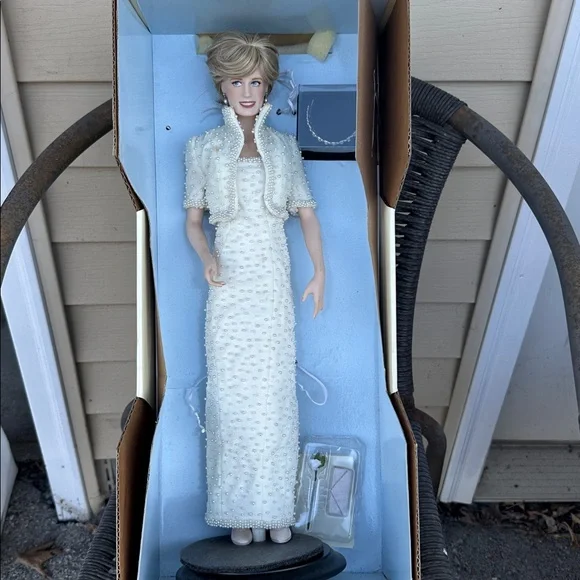 Franklin Mint Porcelain Portrait Doll Box - Blue and Gold - Picture 2 of 3